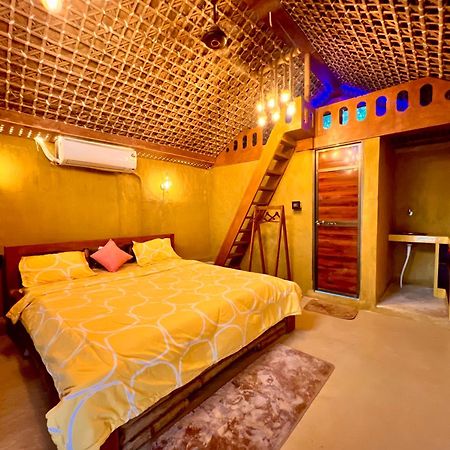 La Pahi Palace- Banquet And Resort Sakri East 外观 照片