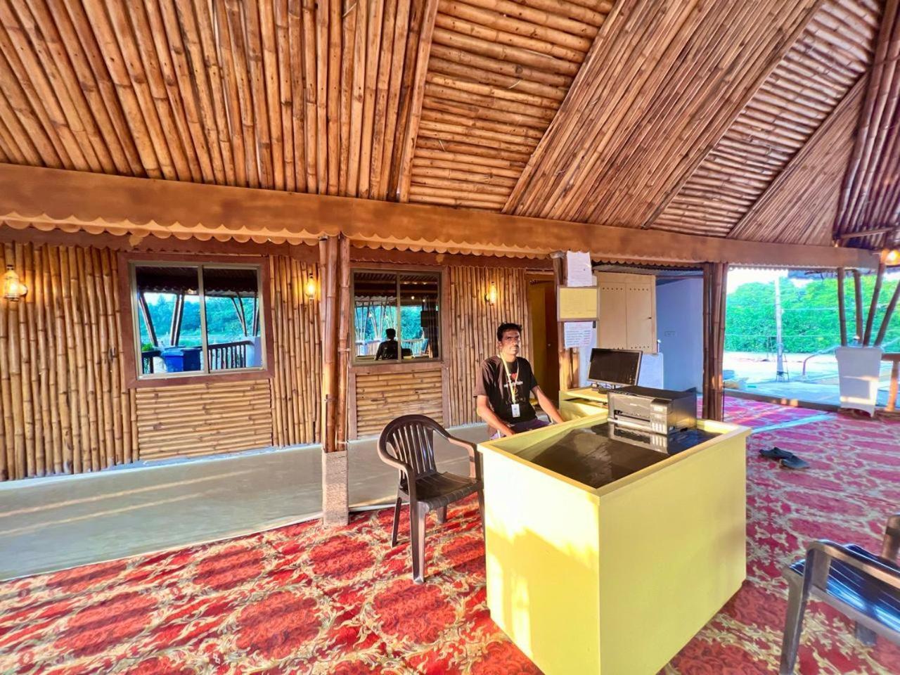 La Pahi Palace- Banquet And Resort Sakri East 外观 照片