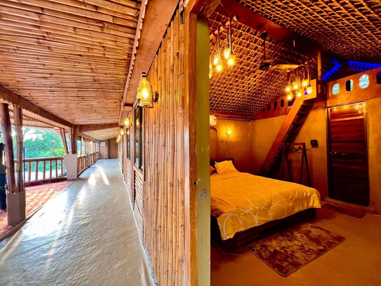 La Pahi Palace- Banquet And Resort Sakri East 外观 照片