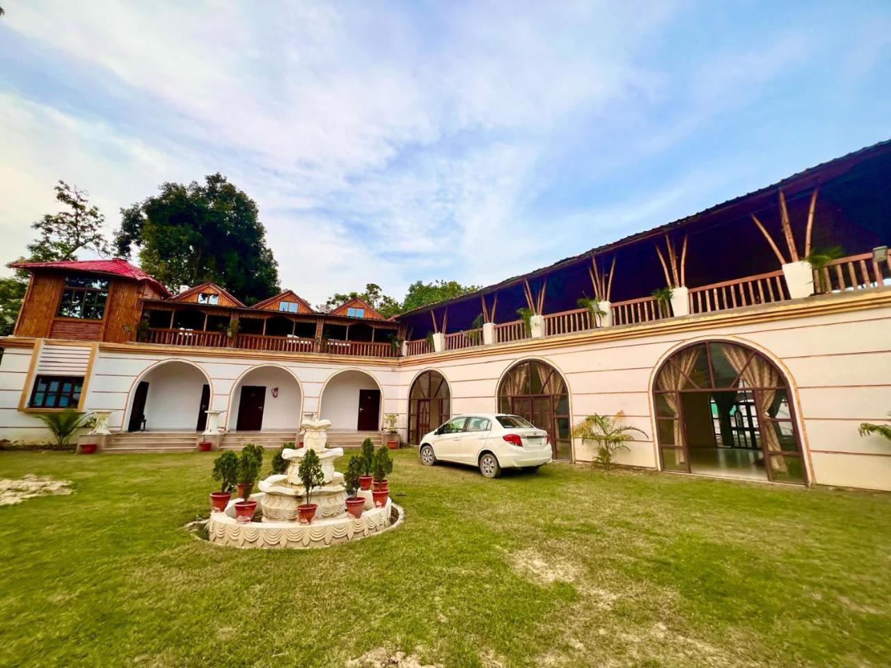 La Pahi Palace- Banquet And Resort Sakri East 外观 照片