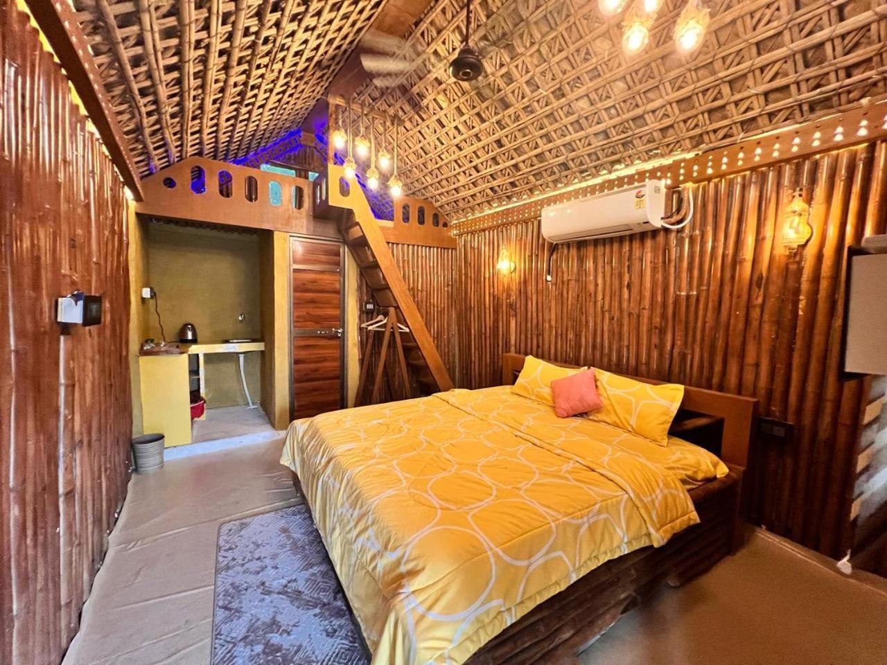 La Pahi Palace- Banquet And Resort Sakri East 外观 照片