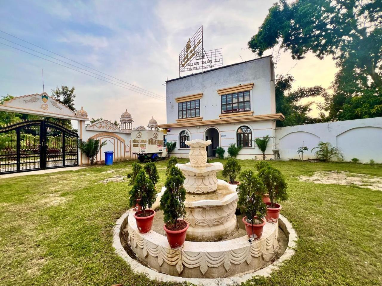 La Pahi Palace- Banquet And Resort Sakri East 外观 照片