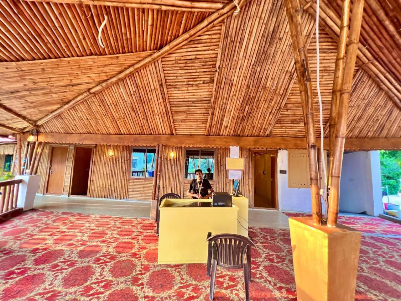 La Pahi Palace- Banquet And Resort Sakri East 外观 照片