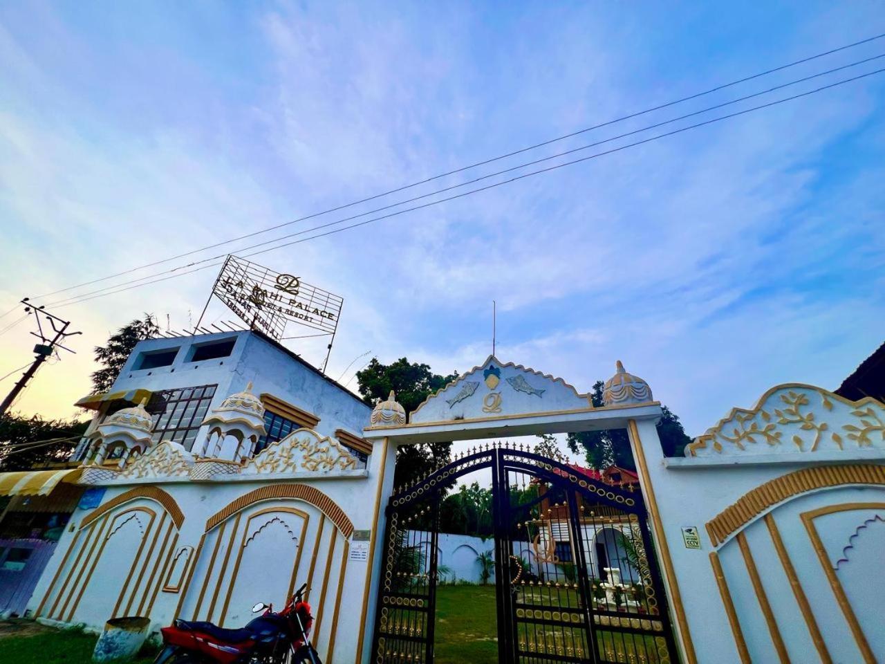 La Pahi Palace- Banquet And Resort Sakri East 外观 照片