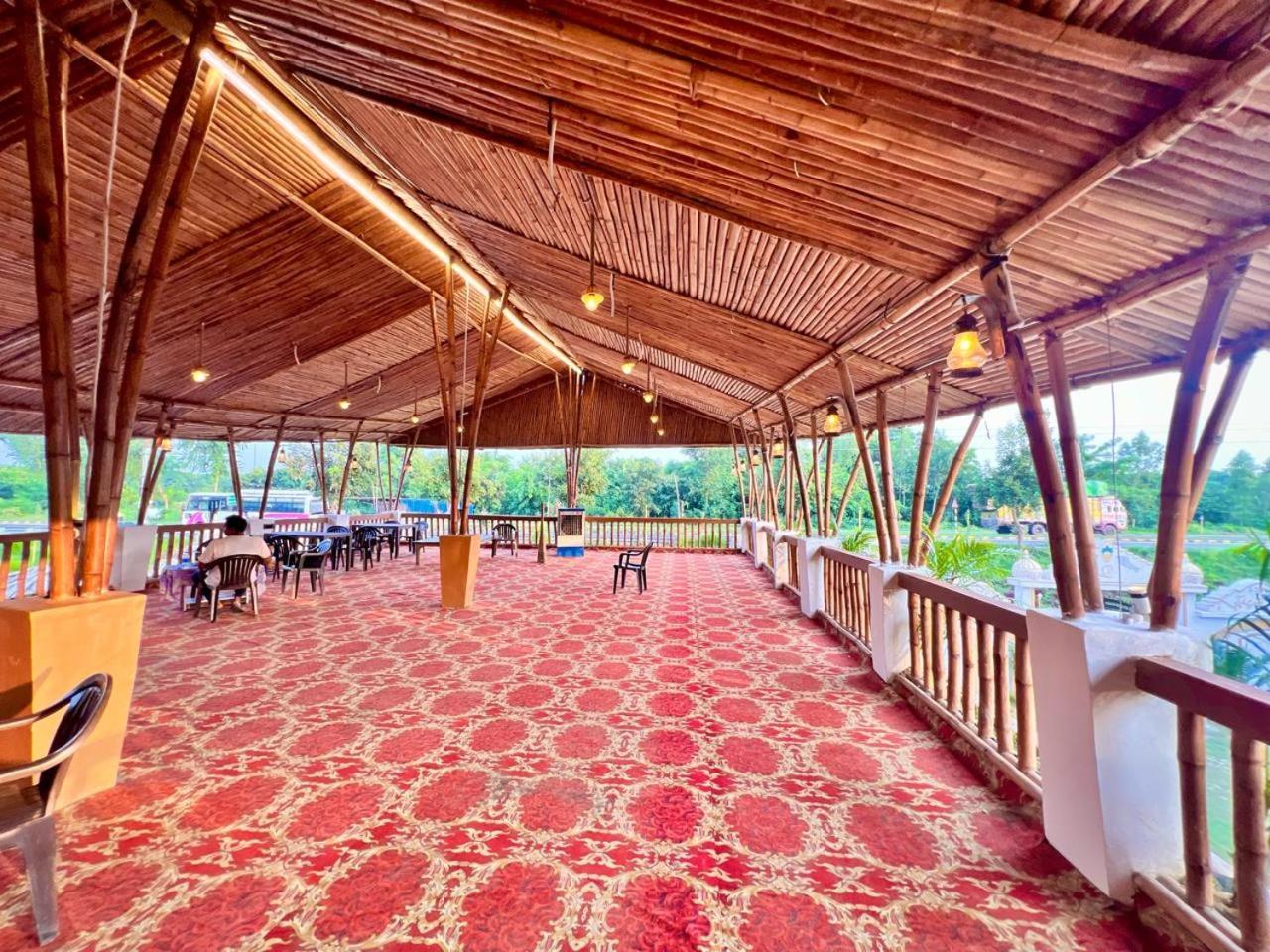 La Pahi Palace- Banquet And Resort Sakri East 外观 照片