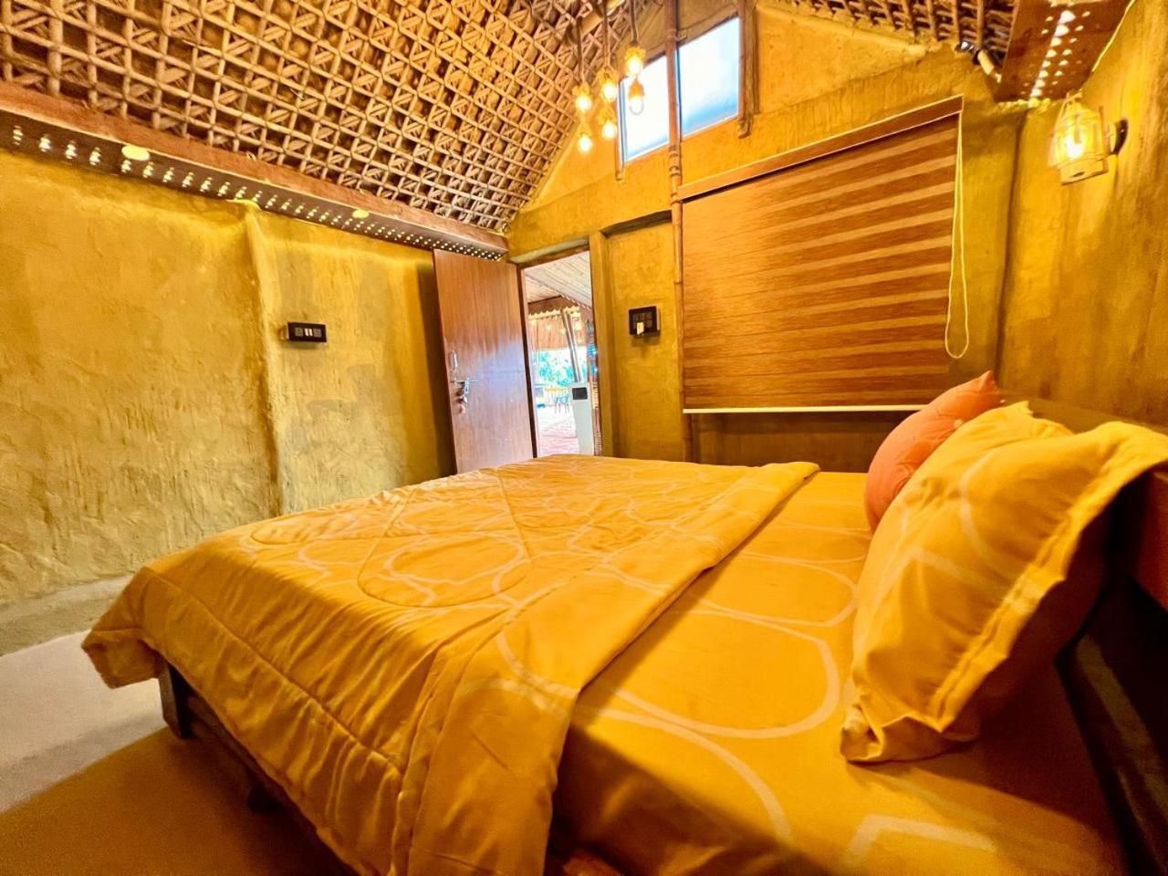 La Pahi Palace- Banquet And Resort Sakri East 外观 照片
