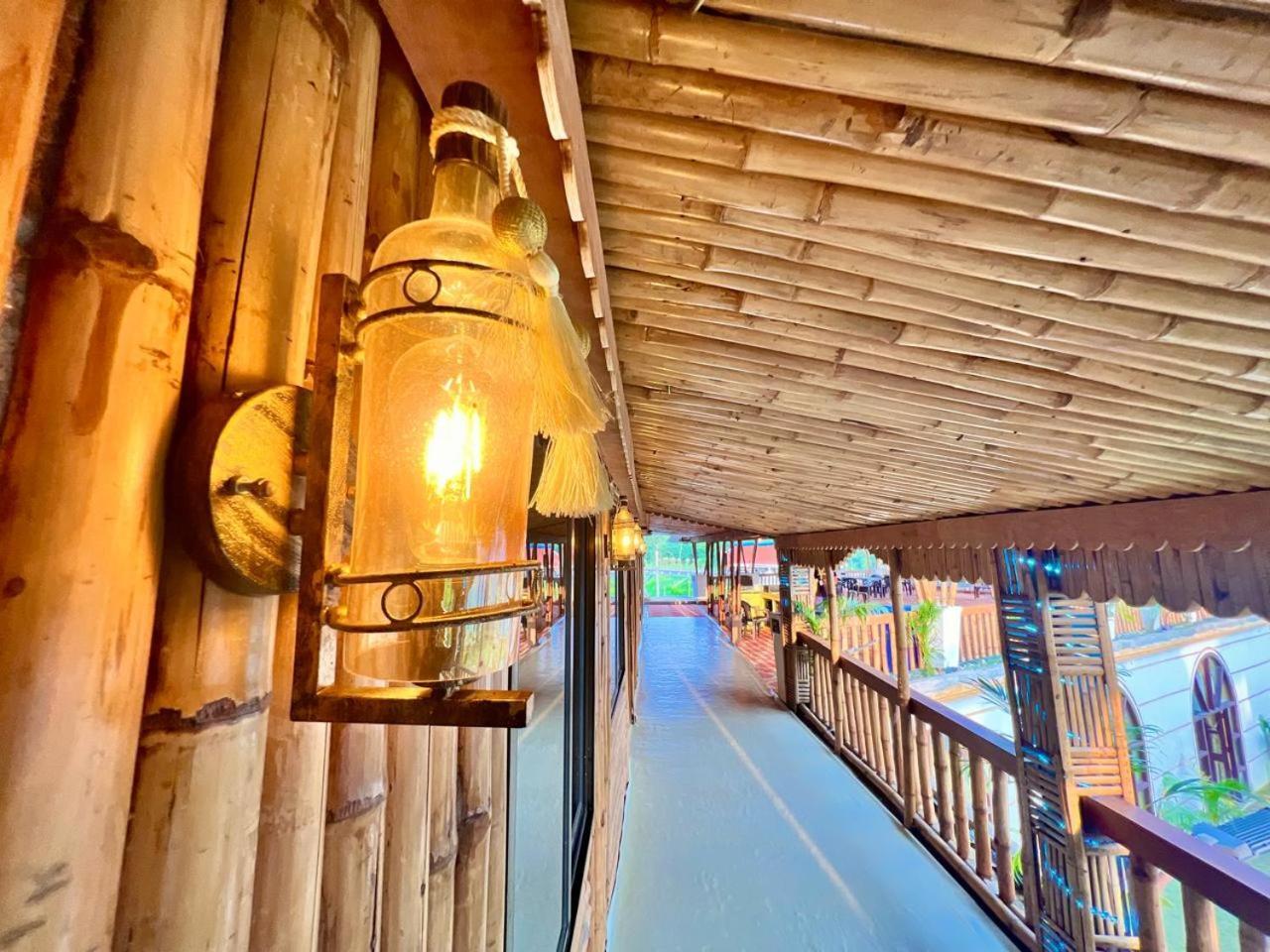 La Pahi Palace- Banquet And Resort Sakri East 外观 照片