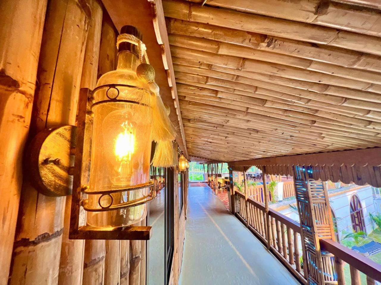 La Pahi Palace- Banquet And Resort Sakri East 外观 照片