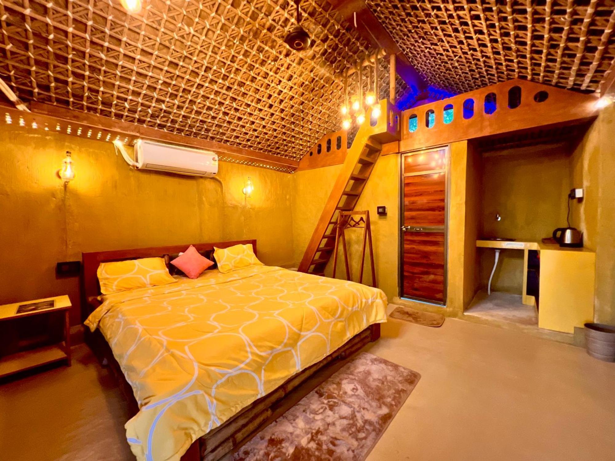 La Pahi Palace- Banquet And Resort Sakri East 外观 照片