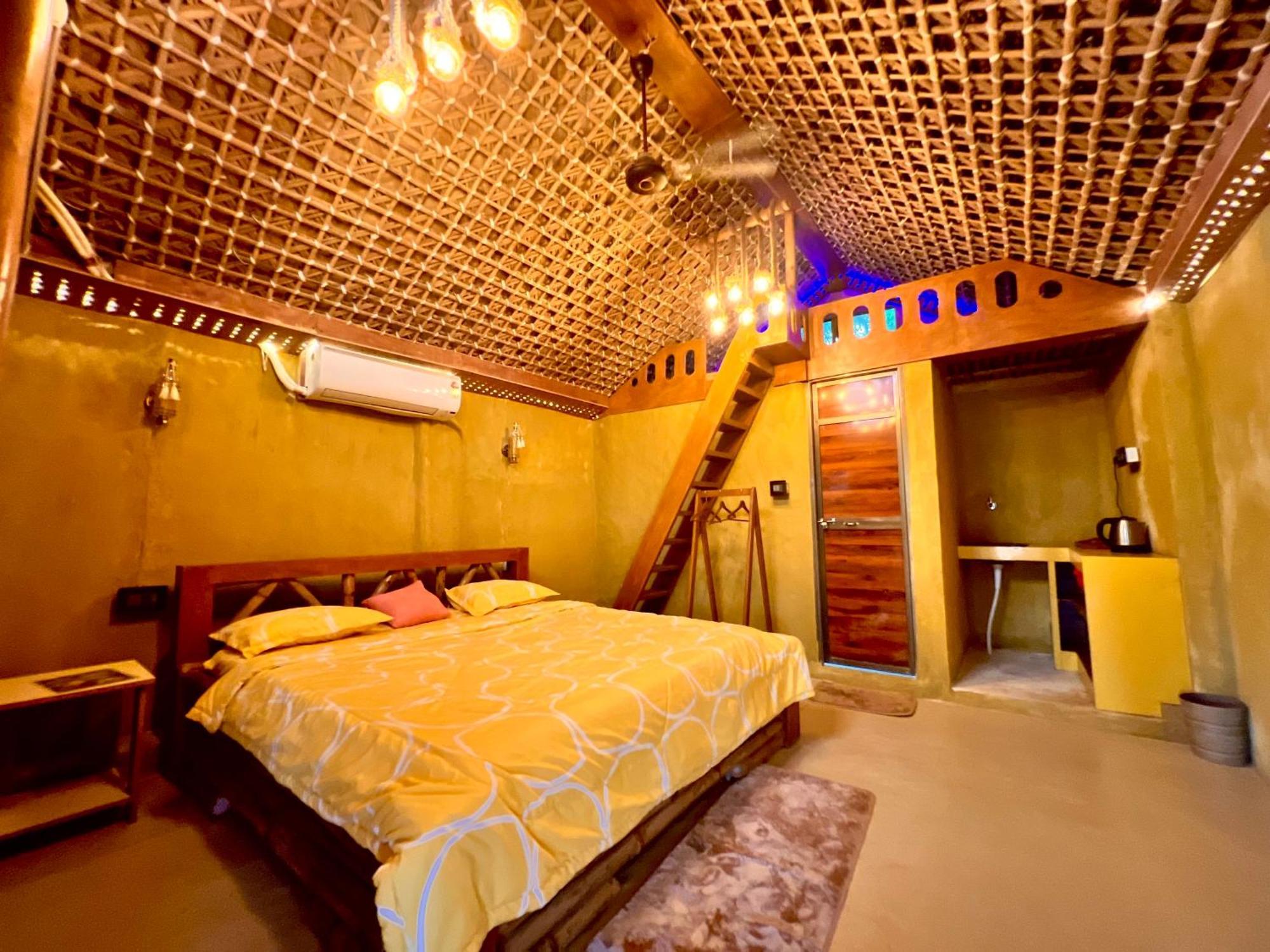La Pahi Palace- Banquet And Resort Sakri East 外观 照片