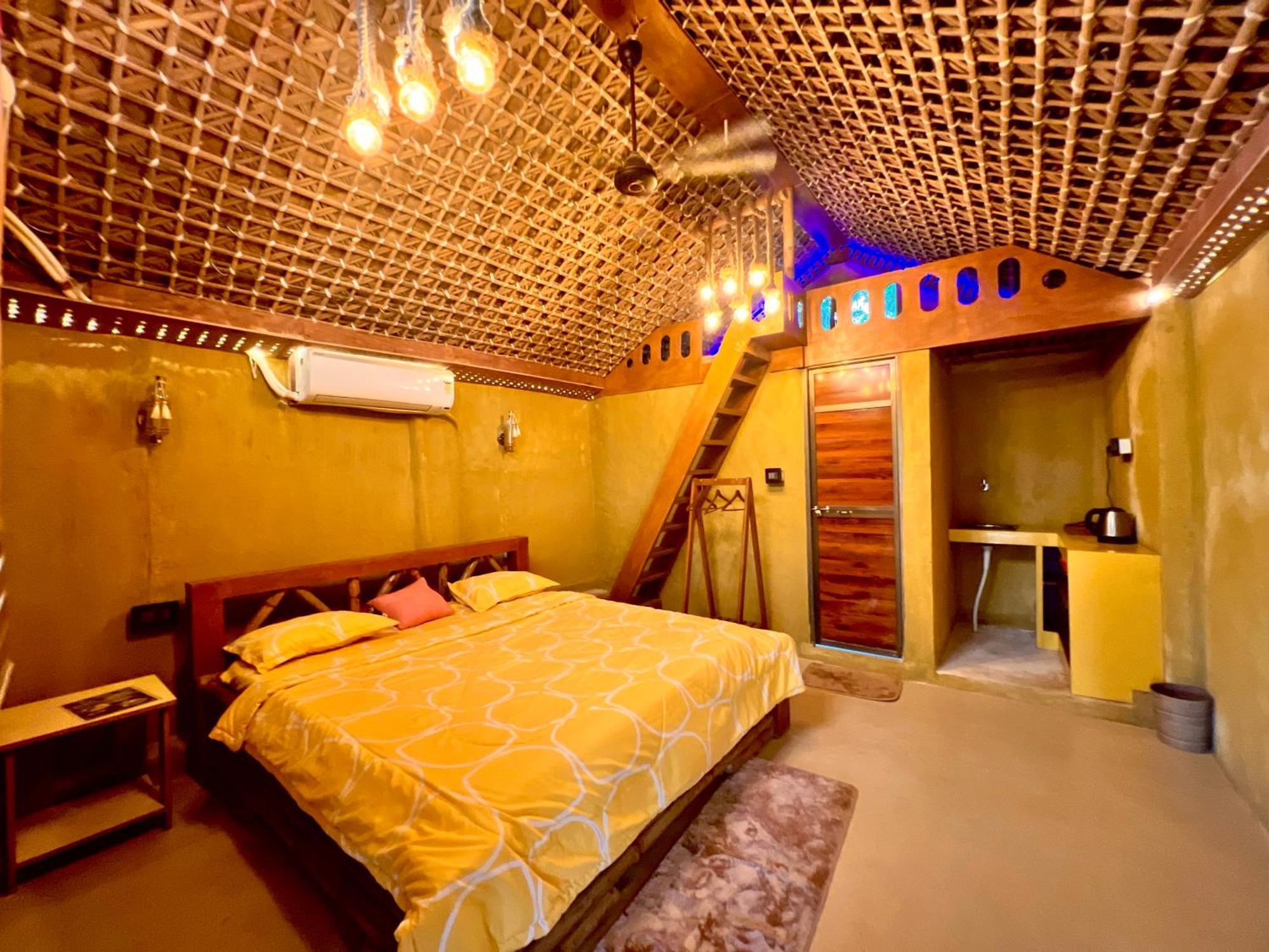 La Pahi Palace- Banquet And Resort Sakri East 外观 照片