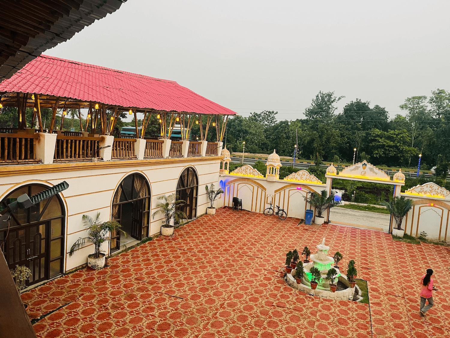 La Pahi Palace- Banquet And Resort Sakri East 外观 照片