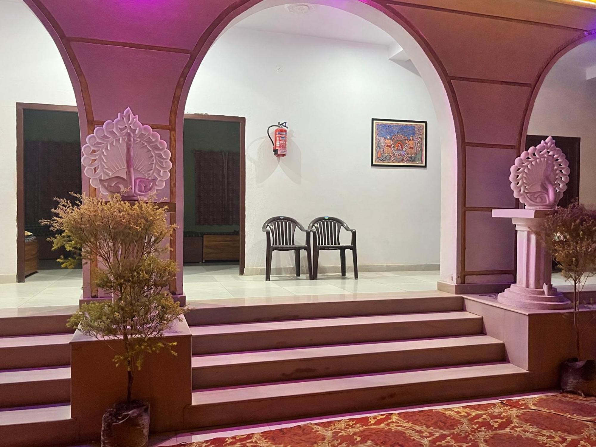 La Pahi Palace- Banquet And Resort Sakri East 外观 照片